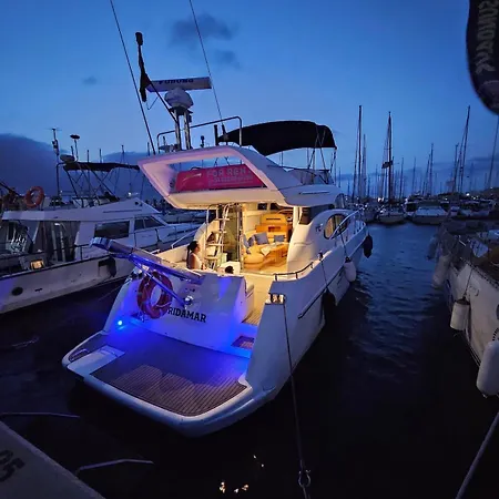 Hotel en barco Luxury Experience On A 16-meter Azimut Yacht Torrevieja