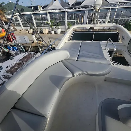 Hotel en barco Luxury Experience On A 16-meter Azimut Yacht Torrevieja