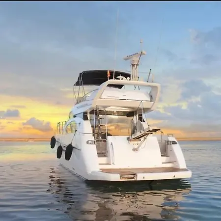 Luxury Experience On A 16-meter Azimut Yacht Hotel en barco Torrevieja