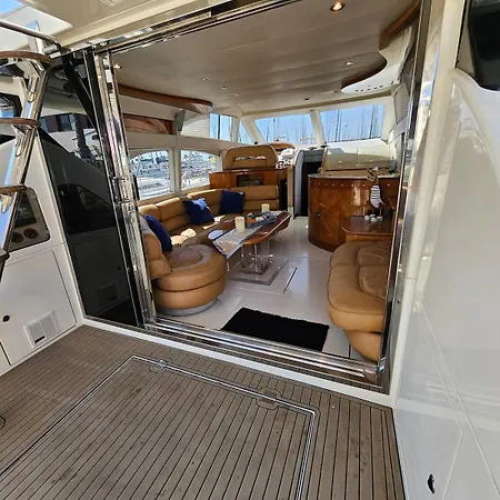 Luxury Experience On A 16-meter Azimut Yacht Bateau-hôtel