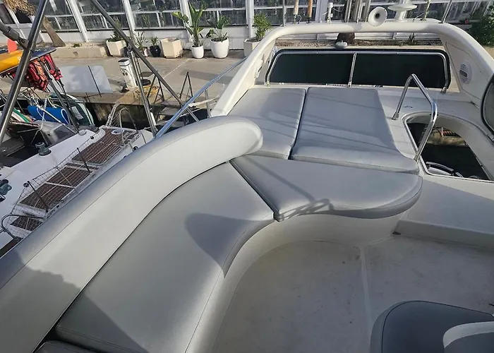 Hotel en barco Luxury Experience On A 16-meter Azimut Yacht Torrevieja