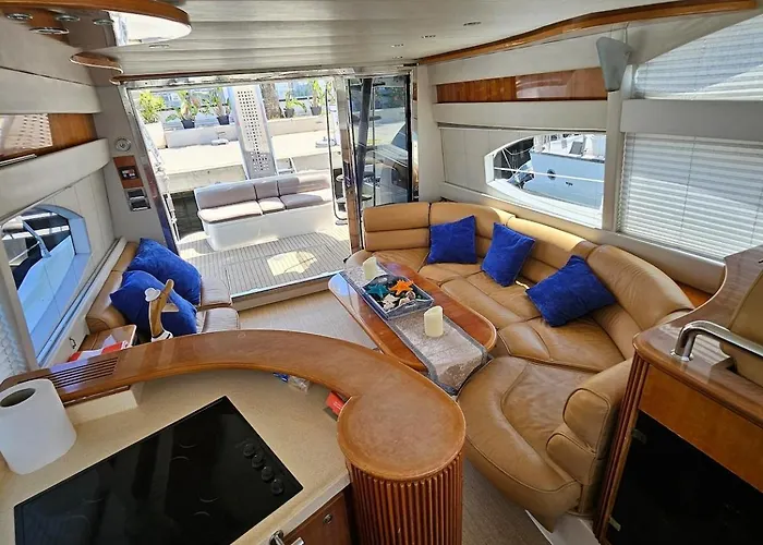 Luxury Experience On A 16-meter Azimut Yacht Hotel en barco
