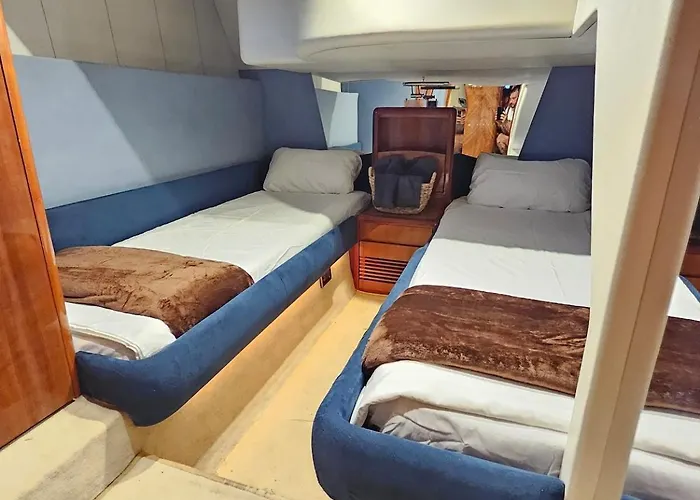 Luxury Experience On A 16-meter Azimut Yacht Hotel en barco Torrevieja