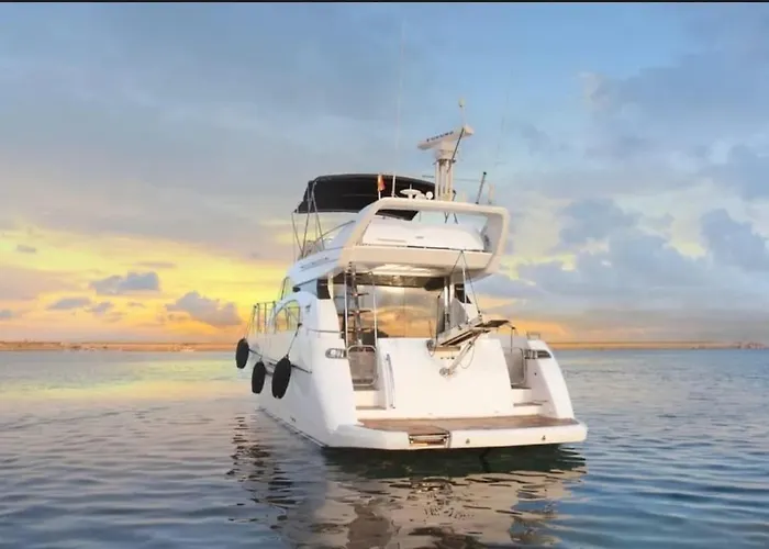 Luxury Experience On A 16-meter Azimut Yacht Hotel en barco Torrevieja