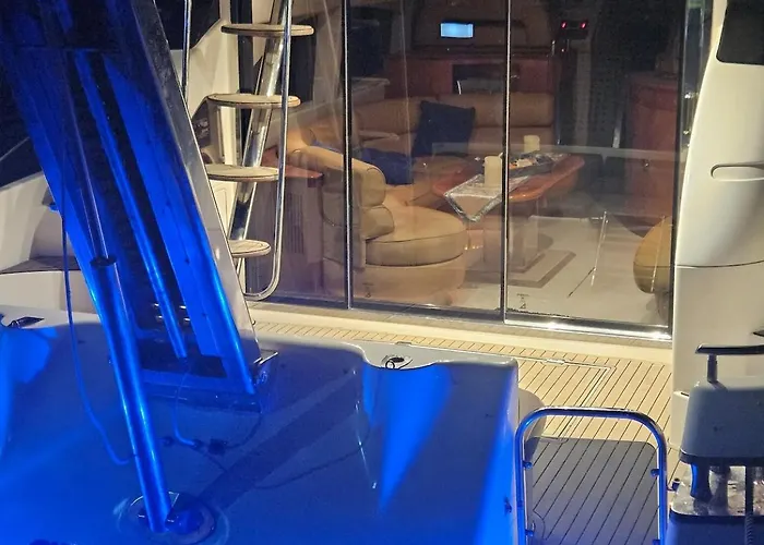 Luxury Experience On A 16-meter Azimut Yacht Hotel en barco Torrevieja