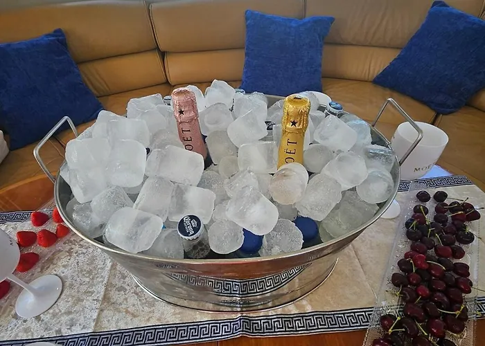 Hotel en barco Luxury Experience On A 16-meter Azimut Yacht Torrevieja