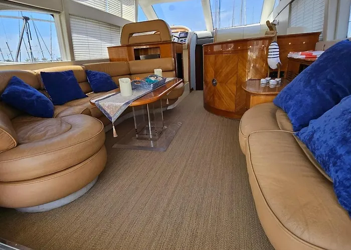 Hotel en barco Luxury Experience On A 16-meter Azimut Yacht Torrevieja