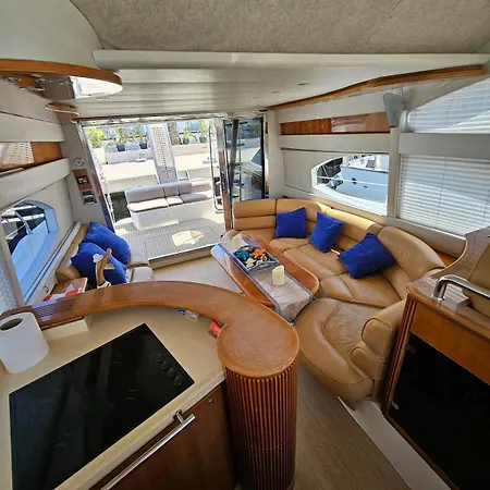 Luxury Experience On A 16-meter Azimut Yacht Båthotell