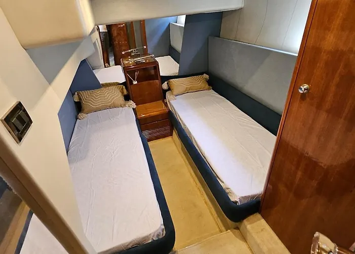 Luxury Experience On A 16-meter Azimut Yacht Båthotell