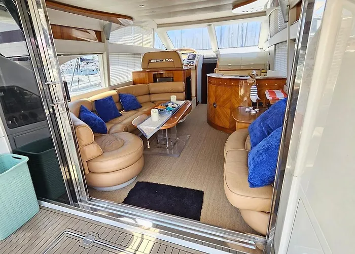 Luxury Experience On A 16-meter Azimut Yacht Båthotell