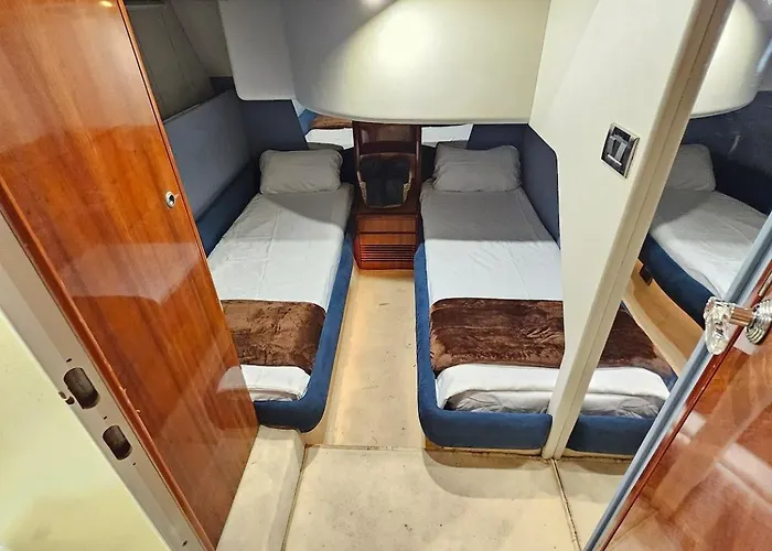 Luxury Experience On A 16-meter Azimut Yacht Båthotell *