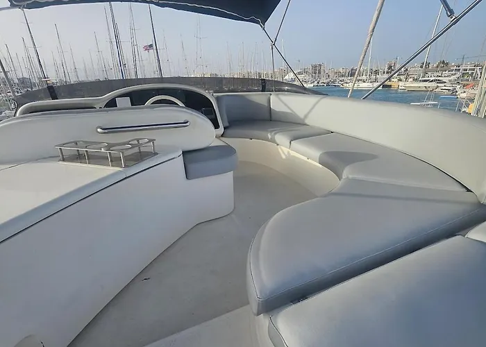 Luxury Experience On A 16-meter Azimut Yacht Båthotell